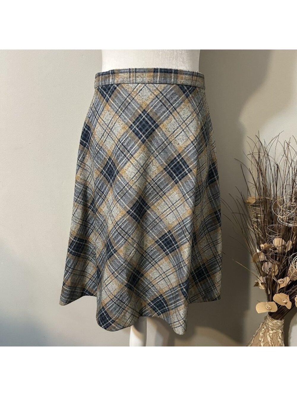 Vtg Le Voy’s Women Plaid Flare A-line Short Skirt Gray Yellow Blue Sz 14 USA